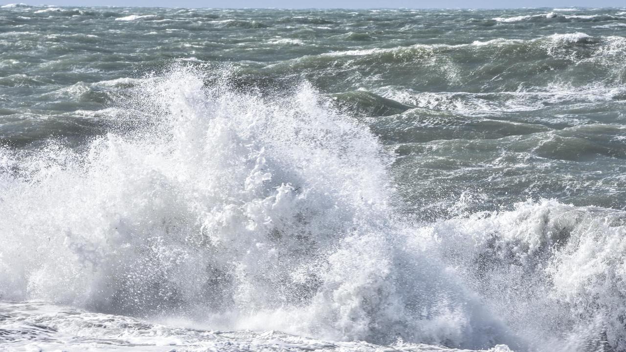Meteo, allerta gialla regionale: vento di burrasca e forti temporali sulla costa