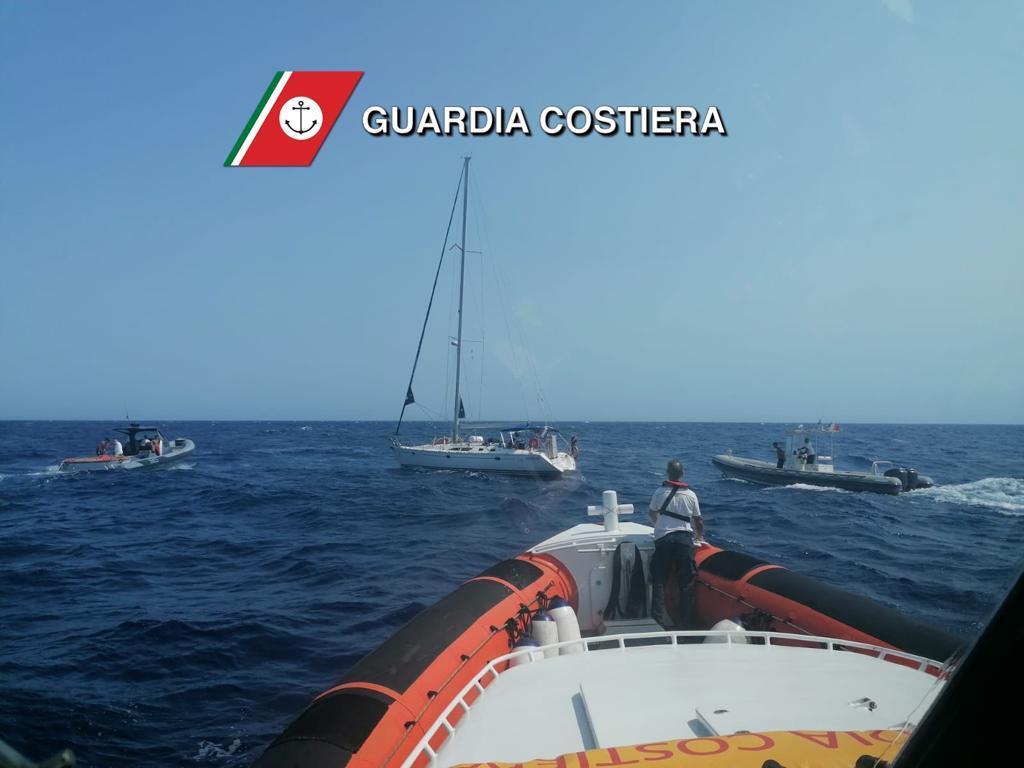 La Maddalena, barca a vela in avaria: due diportisti salvati dalla Guardia Costiera