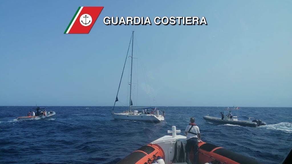La Maddalena, barca a vela in avaria: due diportisti salvati dalla Guardia Costiera