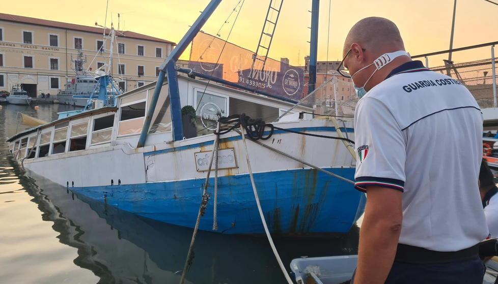 Un militare della guardia costiera davanti allo scafo affondato (foto Daniele Stefanini/Silvi)