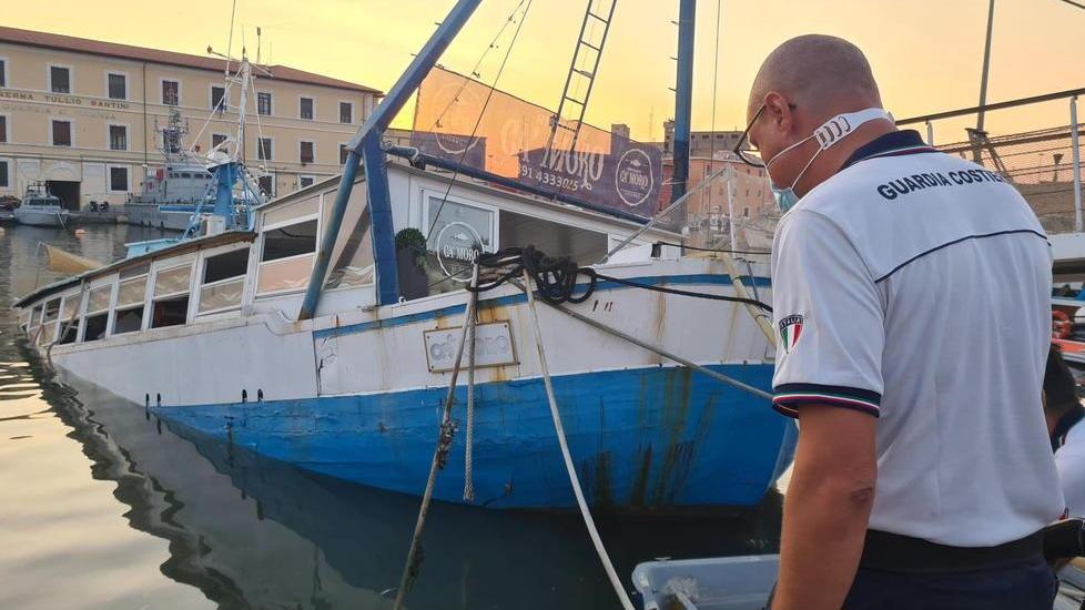 Un militare della guardia costiera davanti allo scafo affondato (foto Daniele Stefanini/Silvi)