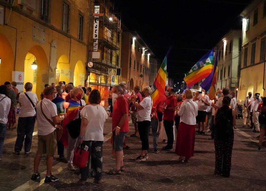 Trecento fiaccole accese per ricordare Gino Strada in una sera d’agosto