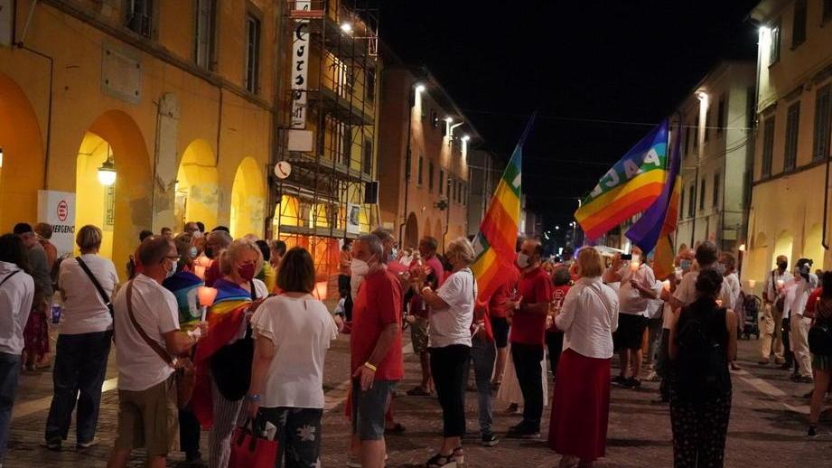 Trecento fiaccole accese per ricordare Gino Strada in una sera d’agosto
