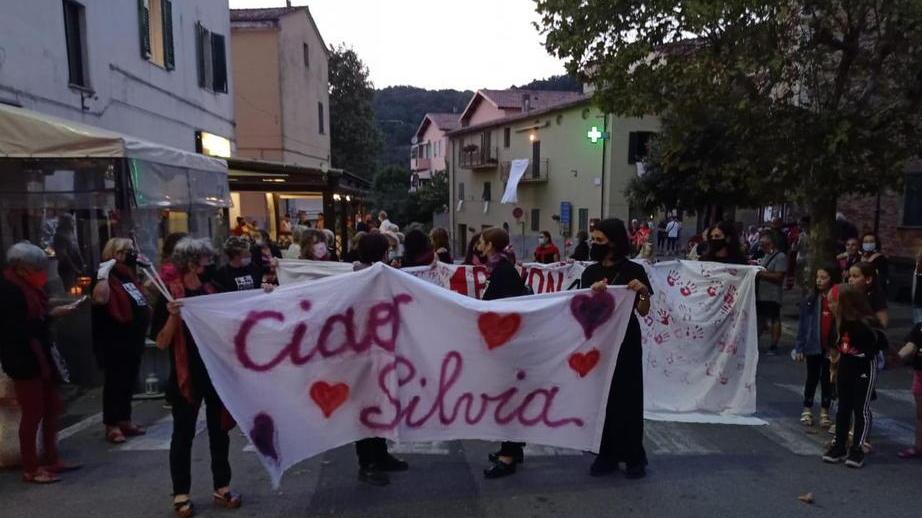 Candele circondate dalla carta rossa «Basta con la violenza»