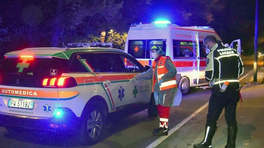 Schianto sul cavalcavia fra una moto e uno scooter