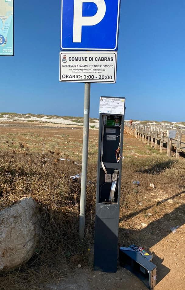 Parcometri distrutti dai vandali 