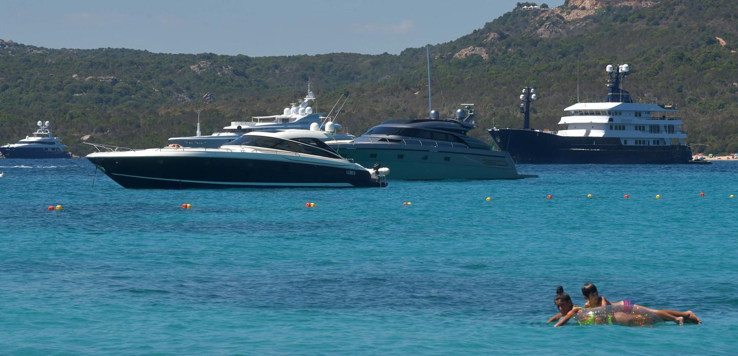 Porto Cervo, sfilano i giganti del mare: raddoppiate le presenze