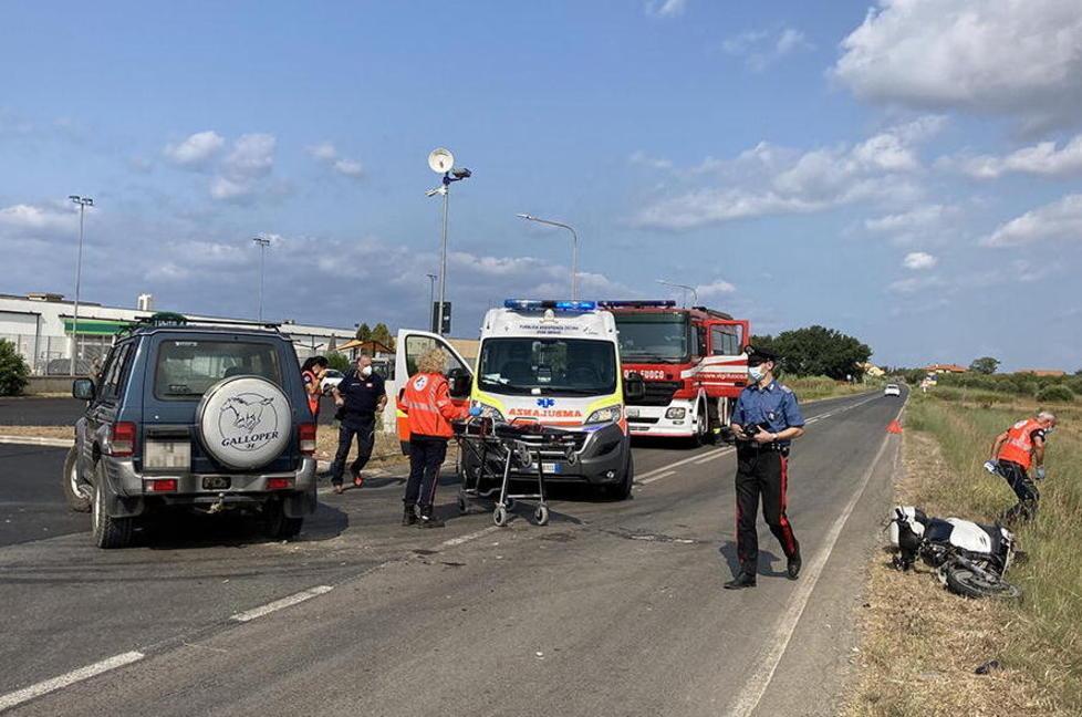 Sbalzato dallo scooter dopo lo scontro: gravissimo il titolare di un vivaio