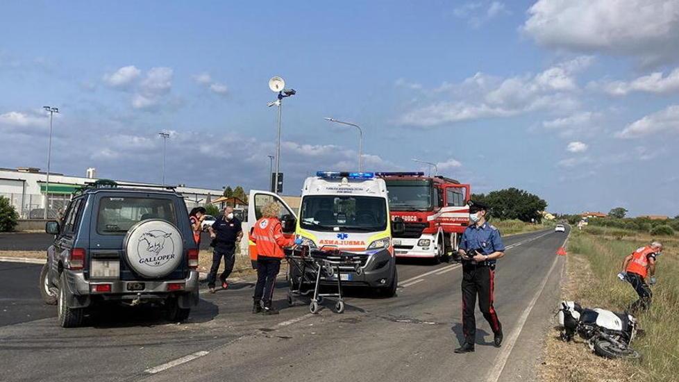Sbalzato dallo scooter dopo lo scontro: gravissimo il titolare di un vivaio