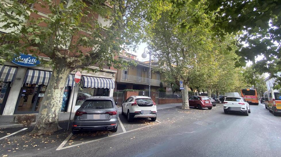Il punto di viale Comaschi in cui il cascinese è stato rapinato del cellulare