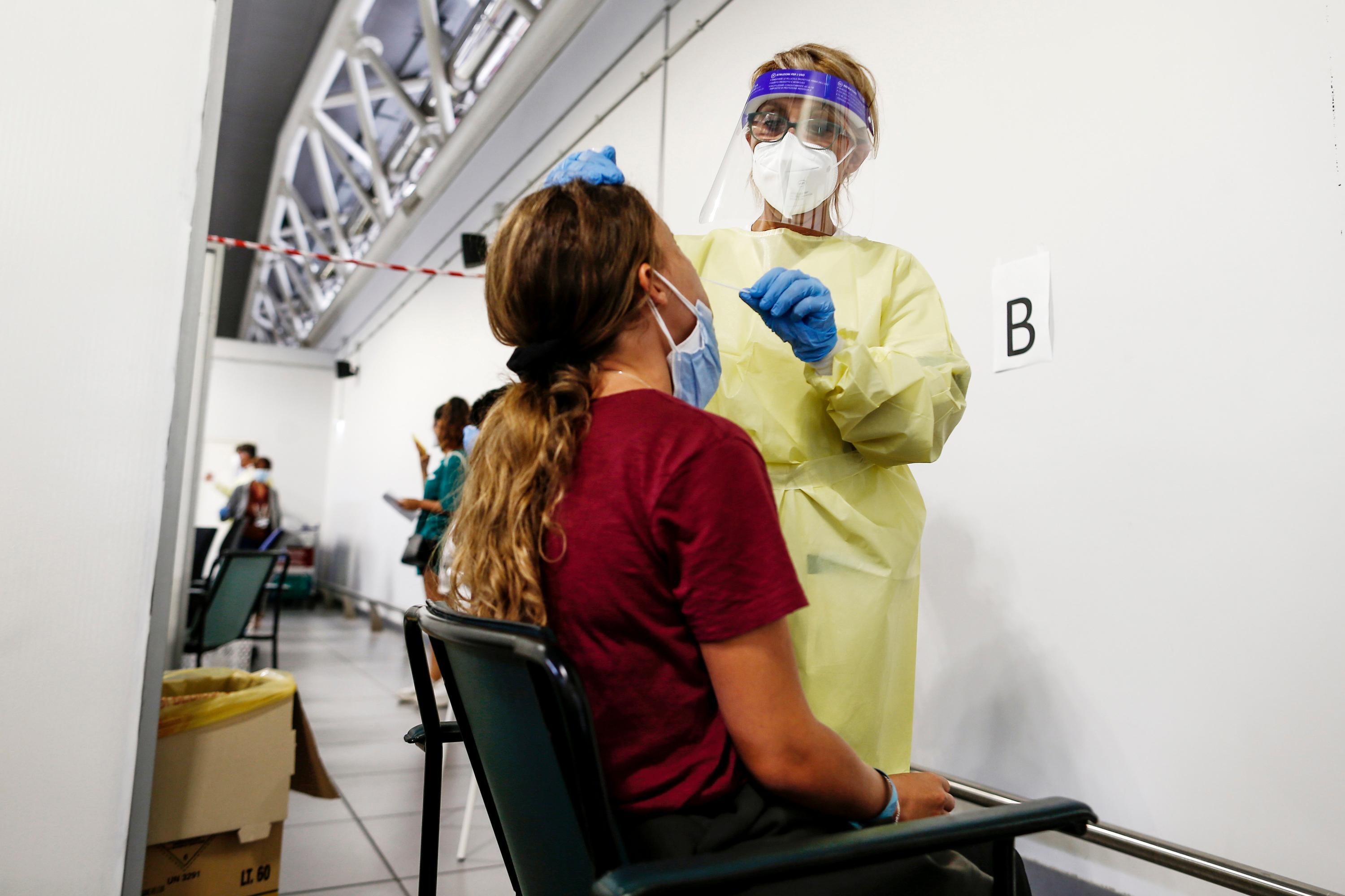 Sono mille le quarantene nella provincia apuana: il 40 per cento ha meno di venti anni 