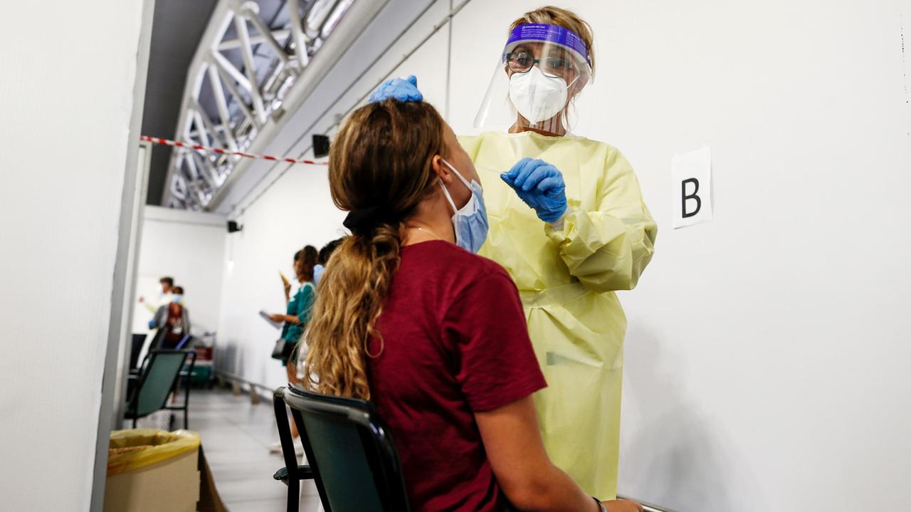Sono mille le quarantene nella provincia apuana: il 40 per cento ha meno di venti anni