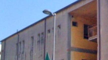Il bullo in manette mentre è a scuola davanti agli amici