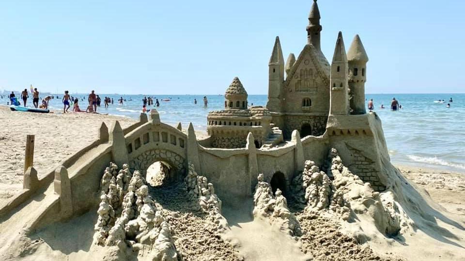 Il castello stile Disney creato sulla spiaggia di Tirrenia da Marco Quercioli