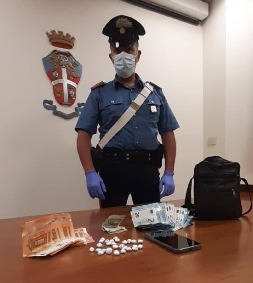 Già arrestato, continua a spacciare: in manette un 23enne