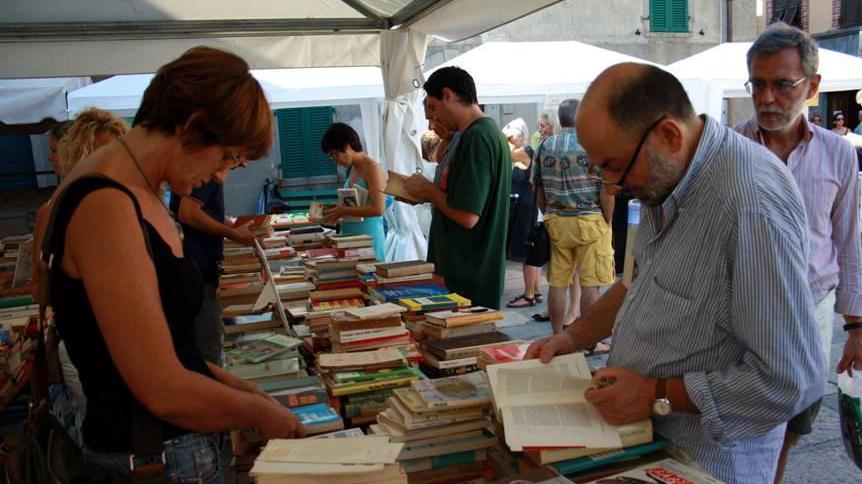 Bancarelle nel borgo di Montereggio, comune di Mulazzo, durante una precedente edizione del Festival del libro