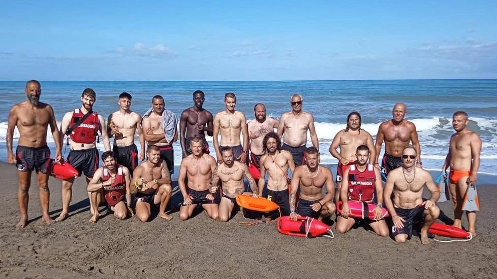 Marina di Castagneto, salvate due ragazze nel mare agitato: «Ecco come funziona il nostro sistema di sicurezza»