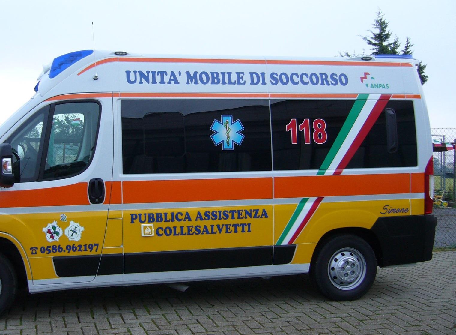 Un'ambulanza della Pubblica assistenza di Collesalvetti (foto d'archivio)