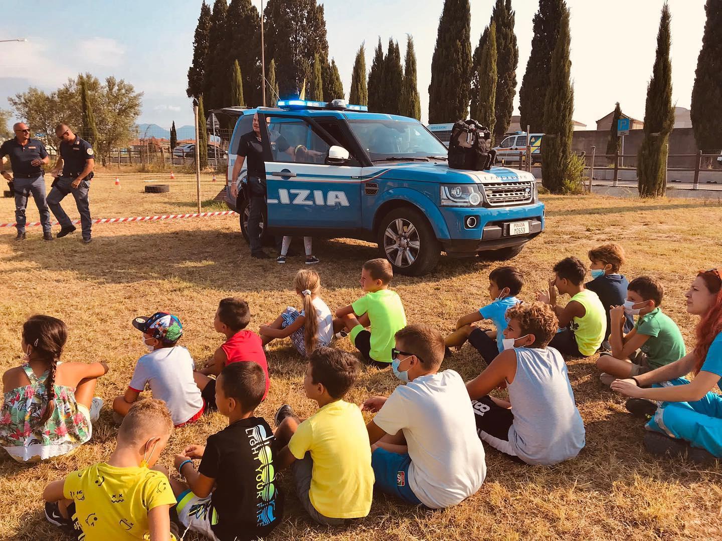 I bambini con la polizia