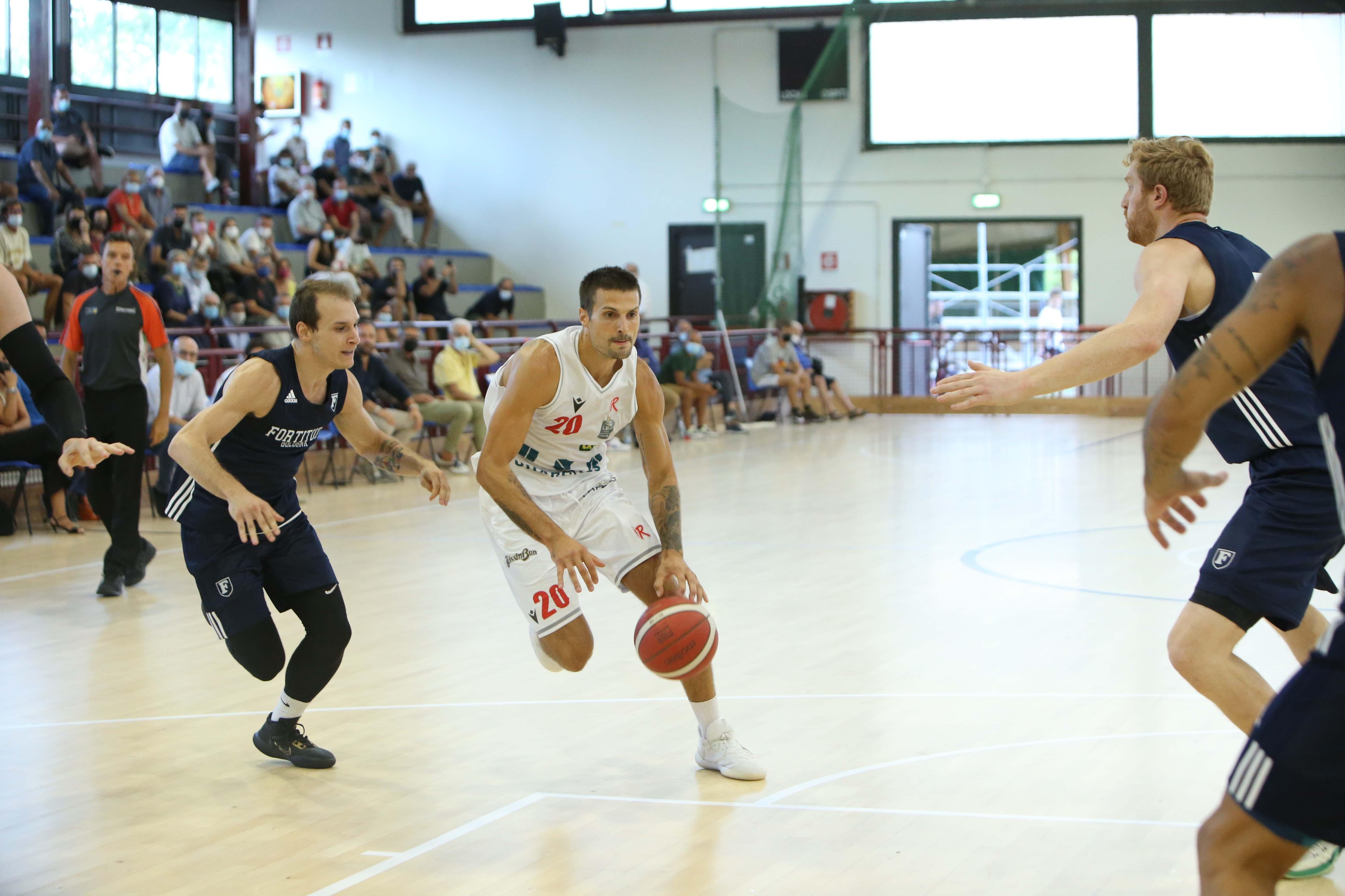 Andrea Cinciarini impegnato nell'amichevole con la Fortitudo