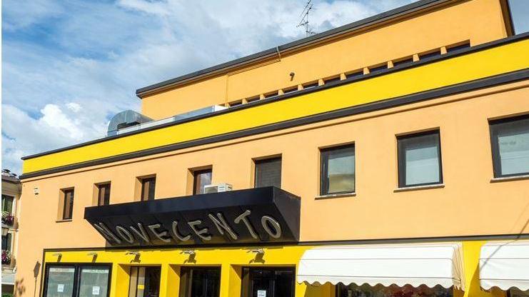 Il Multisala Novecento di Cavriago dopo la sistemazione e la ritinteggiatura delle facciate esterne