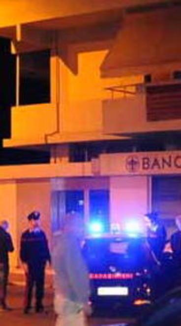 Giovane rapinato mentre preleva al bancomat 