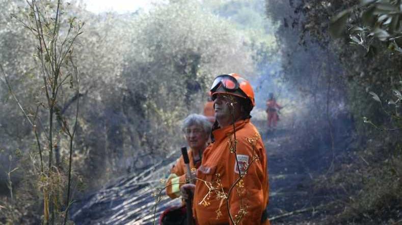 Fuoco nei boschi, paura per le case