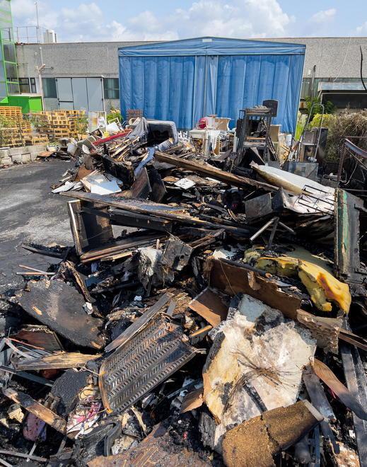 Incendio al mercatino dell’usato, bruciati elettrodomestici e arredi