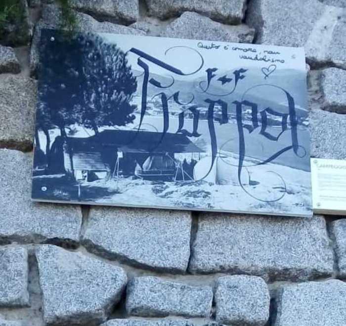 Imbrattate le foto della mostra per Spina «Non è vandalismo ma un atto d’amore» 