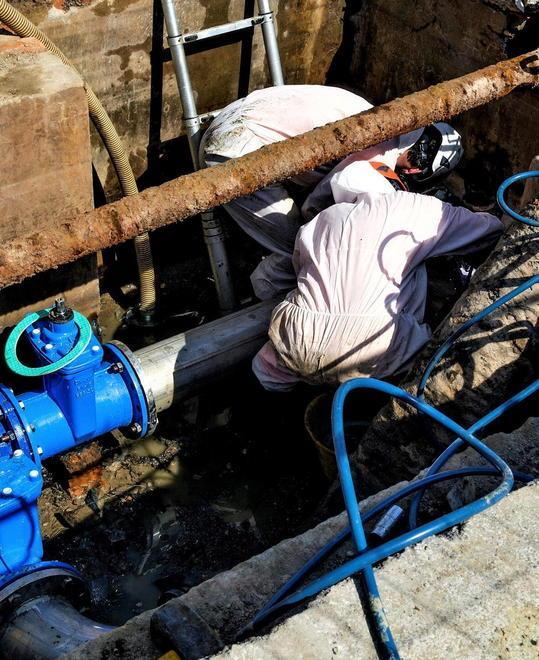Lavori sulle condotte per riparare la perdita