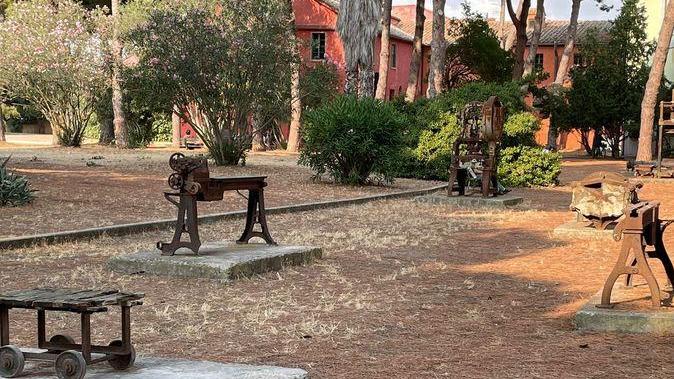 Vialetti dissestati, sporcizia e abbandono «Salviamo quell’oasi di grande fascino»