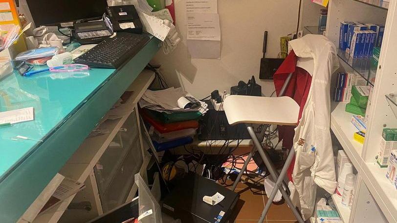 Obiettivo parafarmacia e in 50 secondi rubano l’incasso di 1.200 euro