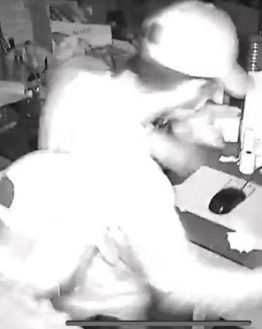 Assaltano la parafarmacia e in 50 secondi rubano l’incasso di 1.200 euro 