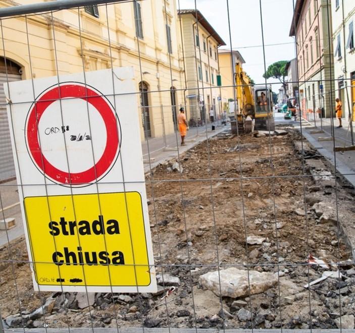 Via l’asfalto, ecco la pietra partiti i lavori in centro 
