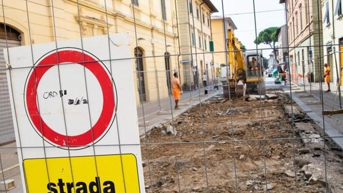 Via l’asfalto, ecco la pietra partiti i lavori in centro
