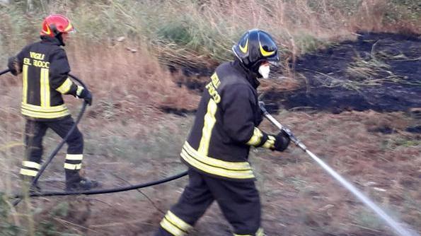 Avviata la caccia ai piromani per i roghi in serie di sterpaglie