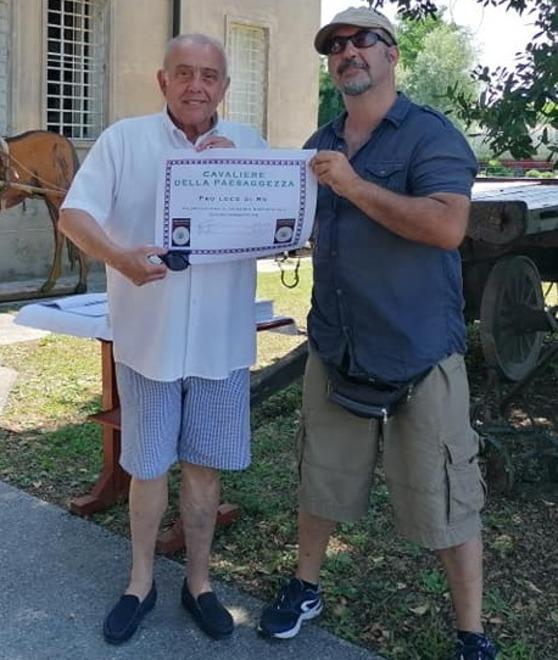 Viene presentata la guida tra alberi e piatti tipici