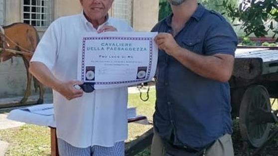 Viene presentata la guida tra alberi e piatti tipici