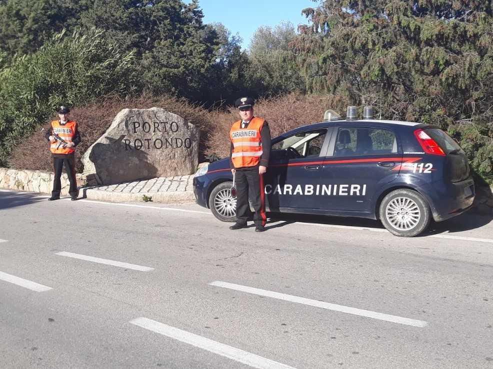 Tre auto di lusso a fuoco a Porto Rotondo, l’incendio è doloso