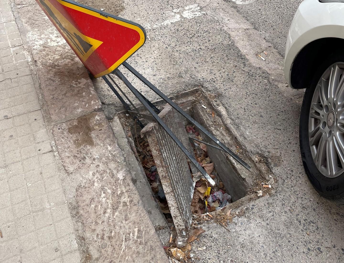 Tombino pericoloso, i residenti: «Il Comune intervenga subito»