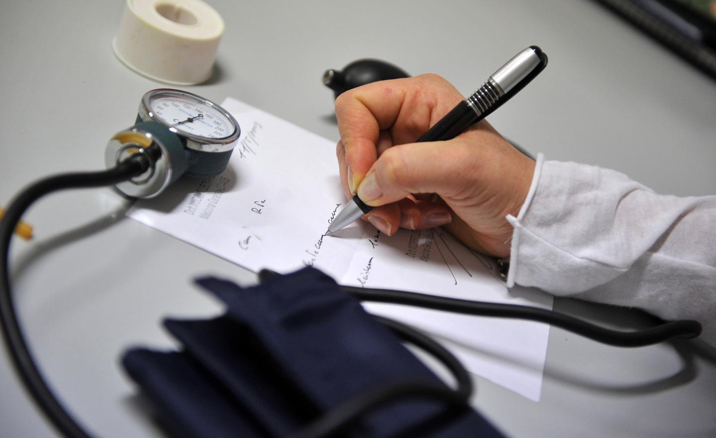 Covid, si accende lo scontro sulle terapie domiciliari 