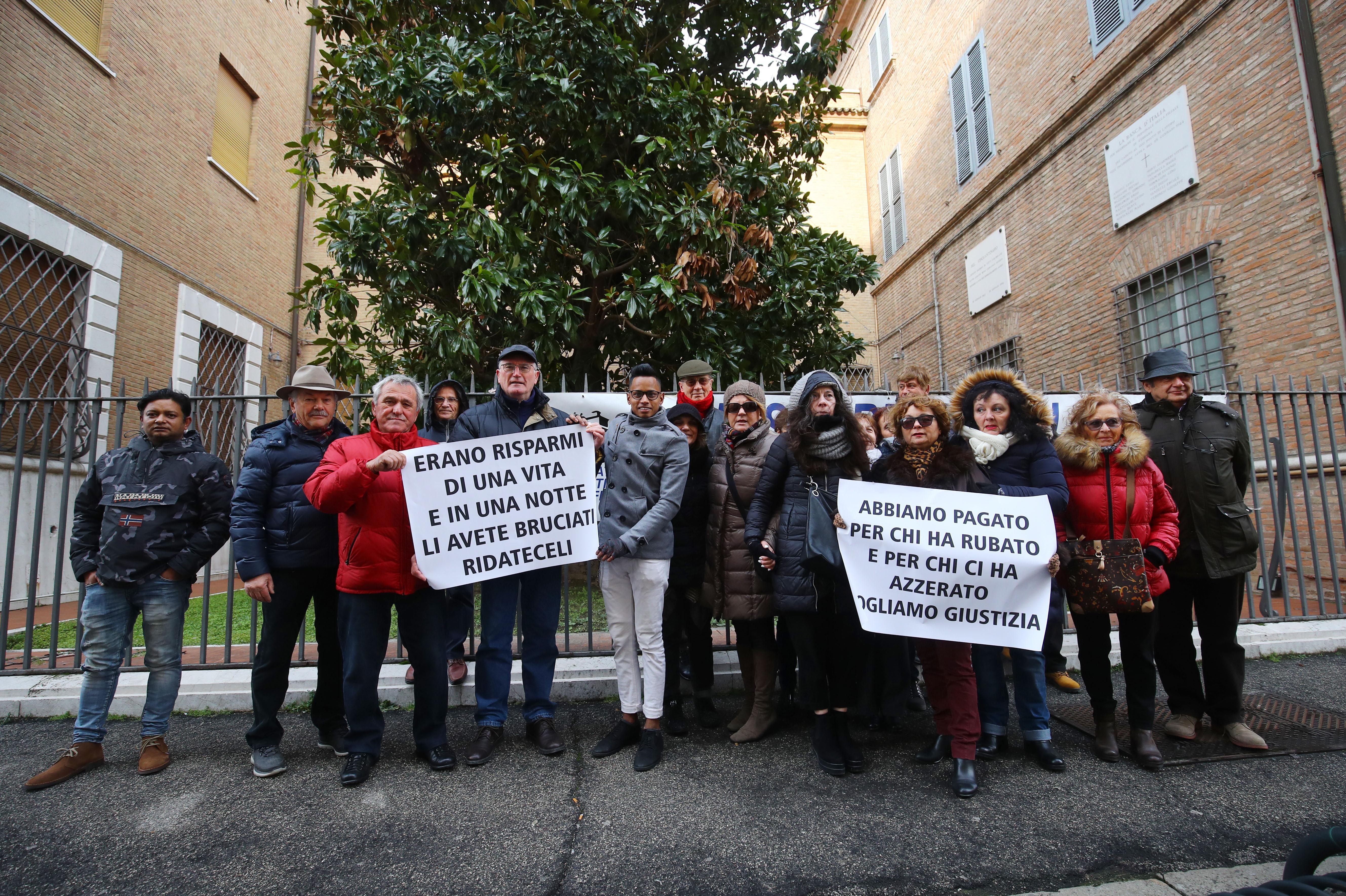 Una manifestazione dei risparmiatori Carife prima della sentenza di primo grado