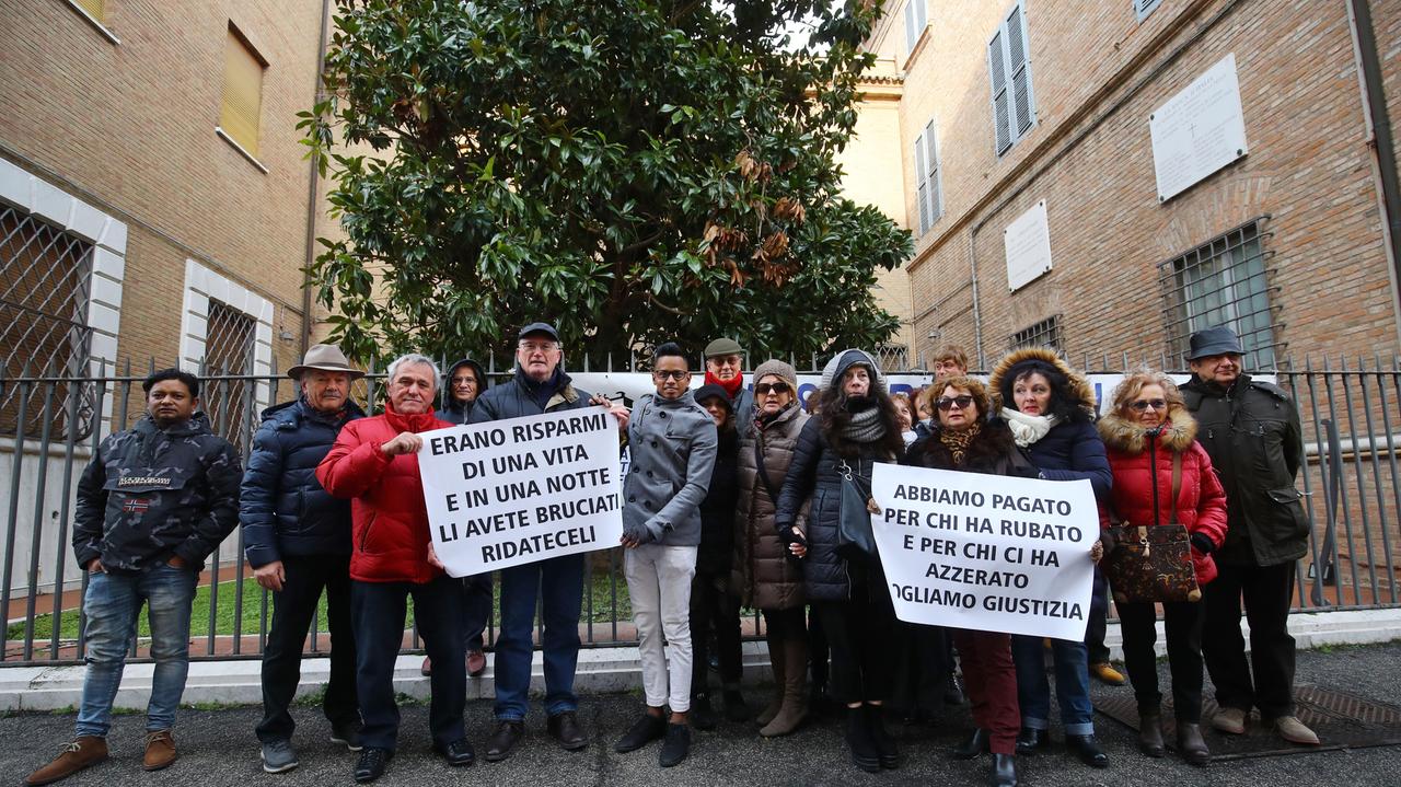 Una manifestazione dei risparmiatori Carife prima della sentenza di primo grado