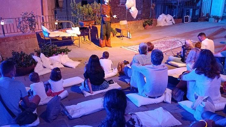 Sognambula fa centro fra magie e spettacoli Il pubblico apprezza l’arte di Castagneto