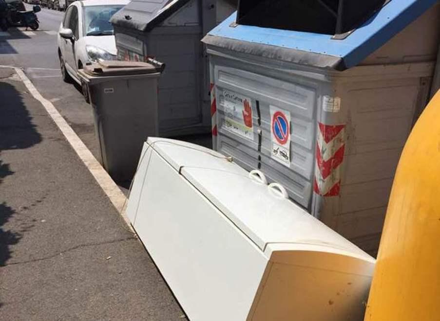 Rifiuti abbandonati a Piombino, pagano i cittadini. E sale la protesta per la sporcizia 