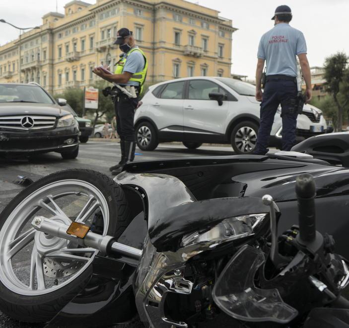 Carambola sul viale Italia, ecco le ipotesi sullo schianto: sospetti su due auto in fila 
