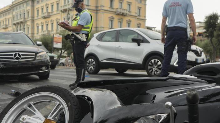 Carambola sul viale Italia, ecco le ipotesi sullo schianto: sospetti su due auto in fila