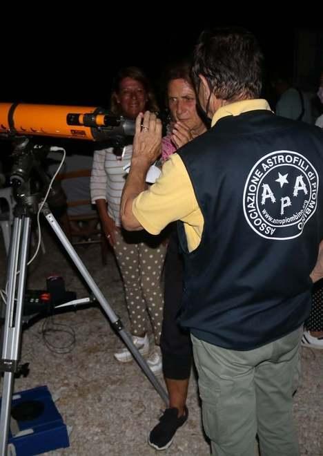 Luna e stelle cadenti, per gli Astrofili è boom di visite all’osservatorio di Piombino 
