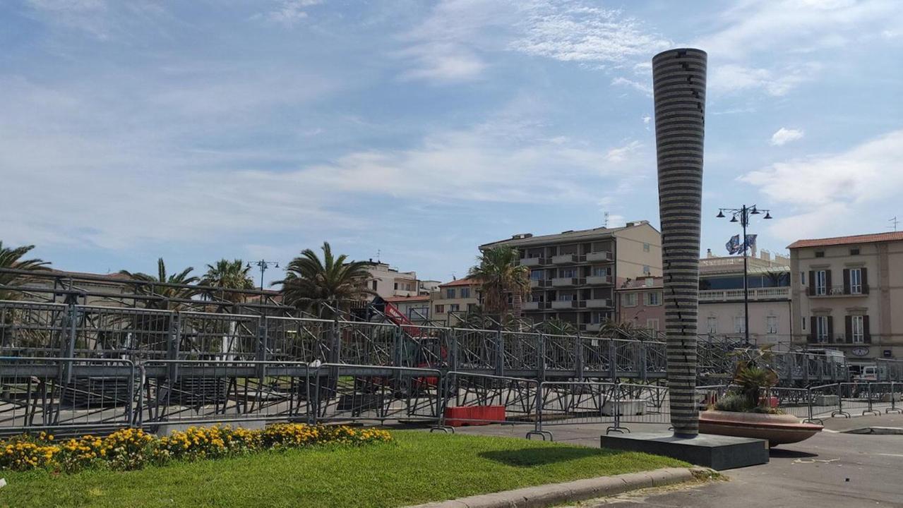 L’allestimento delle tribune in piazza Mazzini (Foto Roberto Paglianti)