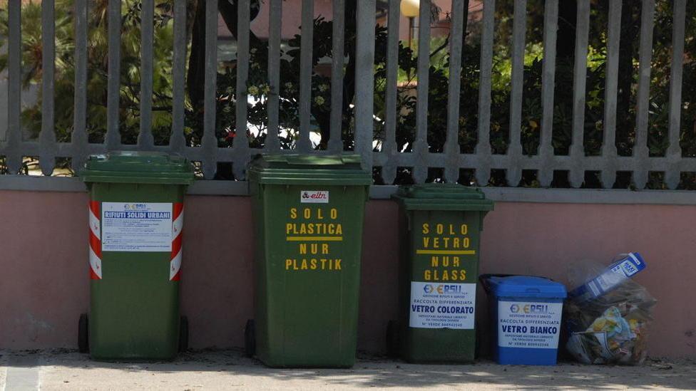 Raccolta differenziata a Marina di Pietrasanta (foto d’archivio)